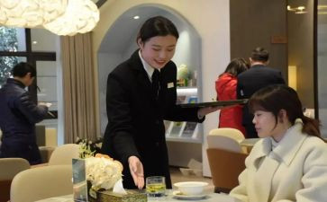 2023年服务员个人工作总结精选7篇